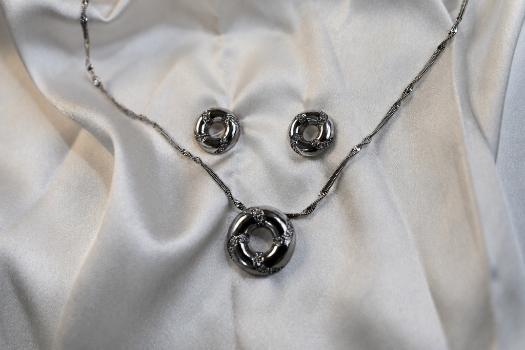 TwirlGlow Pendant Set