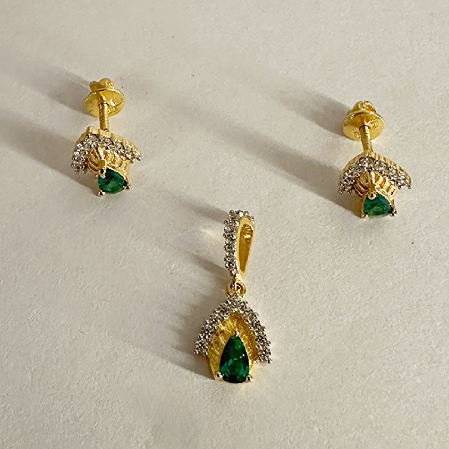 Gleaming Green Pendant Set